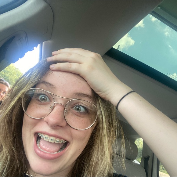 Meet your Posher, Cassie - Picture 2 of 16